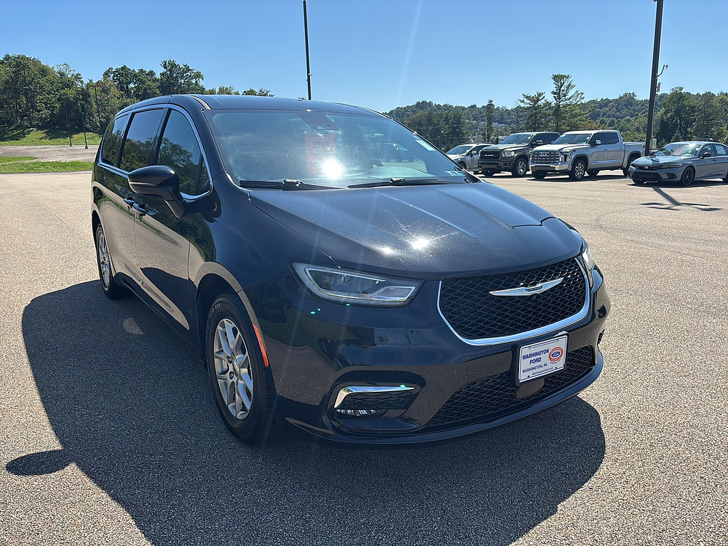 2025 Chrysler Pacifica Select Diamond Black Crystal Pearl Coat at Washington Ford