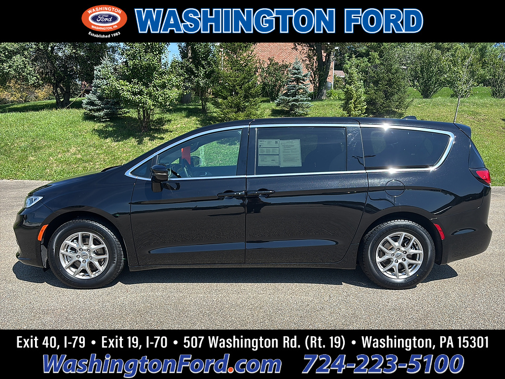 2025 Chrysler Pacifica Select Diamond Black Crystal Pearl Coat at Washington Ford