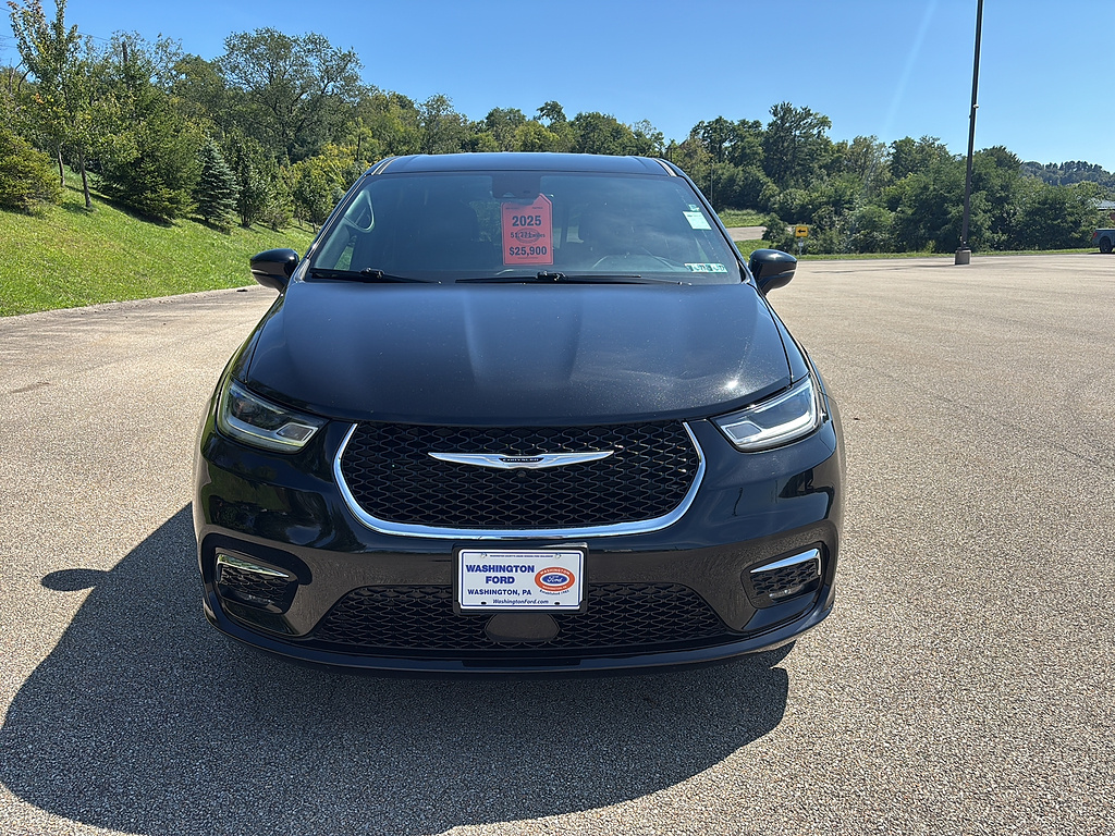 2025 Chrysler Pacifica Select Diamond Black Crystal Pearl Coat at Washington Ford