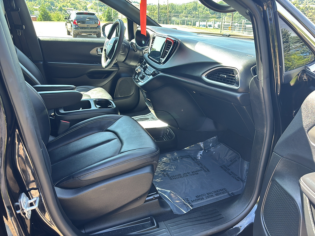 2025 Chrysler Pacifica Select Diamond Black Crystal Pearl Coat at Washington Ford