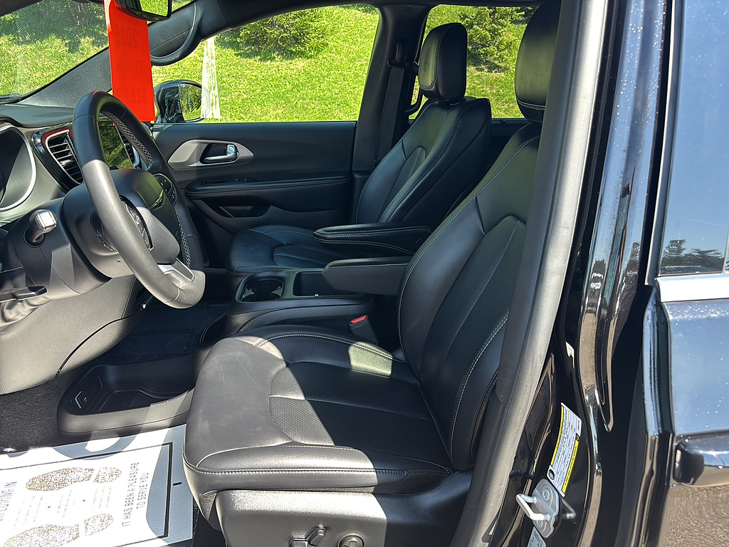 2025 Chrysler Pacifica Select Diamond Black Crystal Pearl Coat at Washington Ford