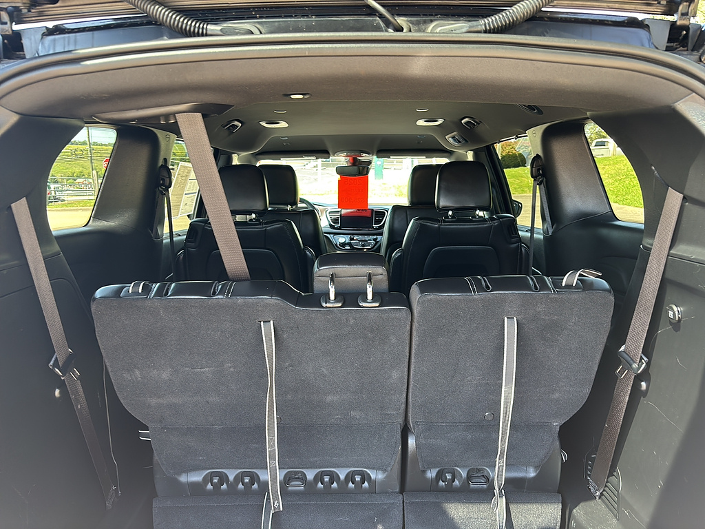 2025 Chrysler Pacifica Select Diamond Black Crystal Pearl Coat at Washington Ford