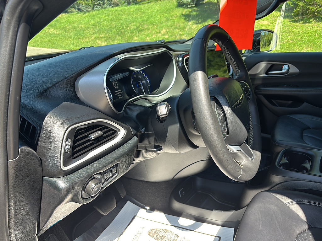 2025 Chrysler Pacifica Select Diamond Black Crystal Pearl Coat at Washington Ford