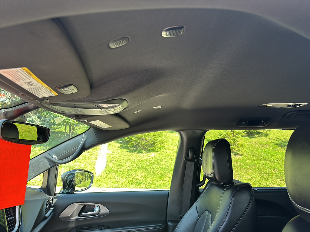 2025 Chrysler Pacifica Select Diamond Black Crystal Pearl Coat at Washington Ford