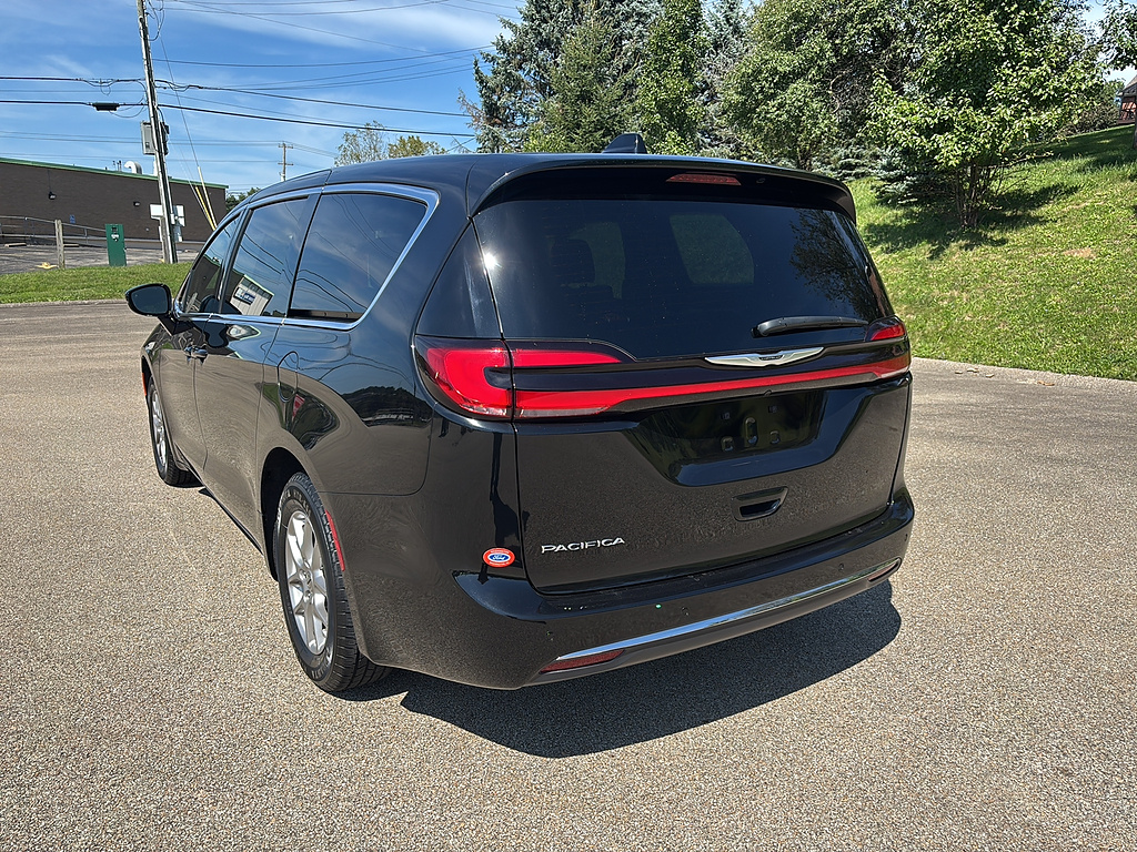 2025 Chrysler Pacifica Select Diamond Black Crystal Pearl Coat at Washington Ford