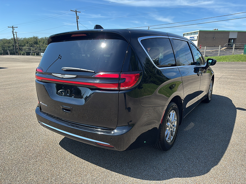 2025 Chrysler Pacifica Select Diamond Black Crystal Pearl Coat at Washington Ford