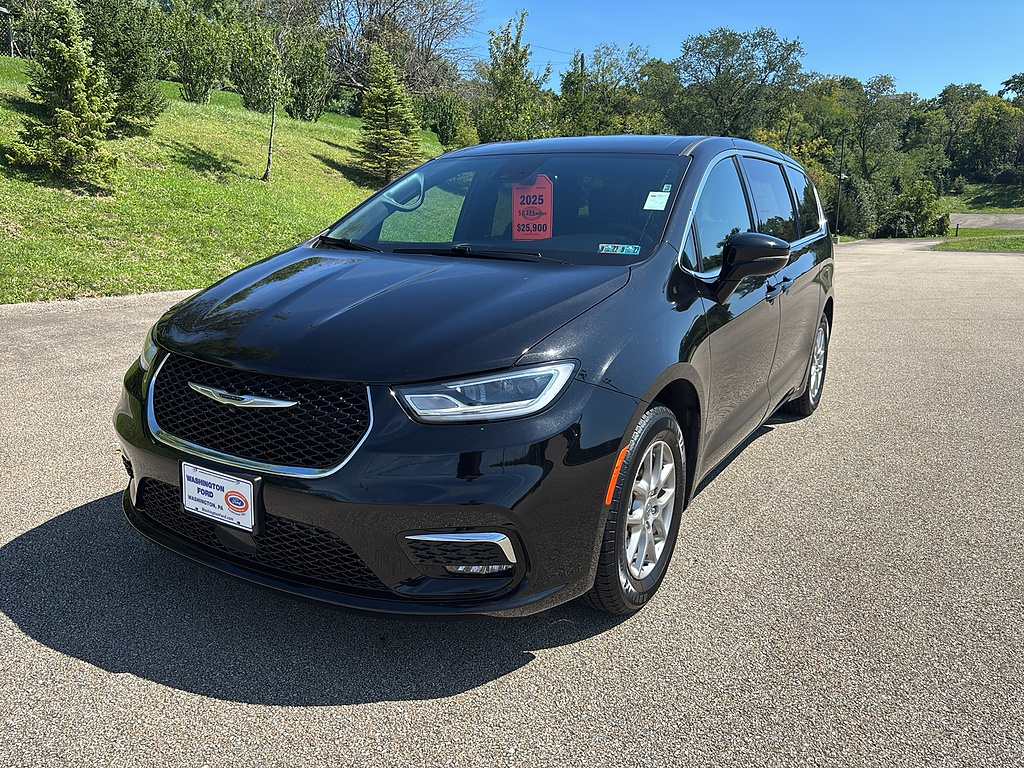 2025 Chrysler Pacifica Select Diamond Black Crystal Pearl Coat at Washington Ford