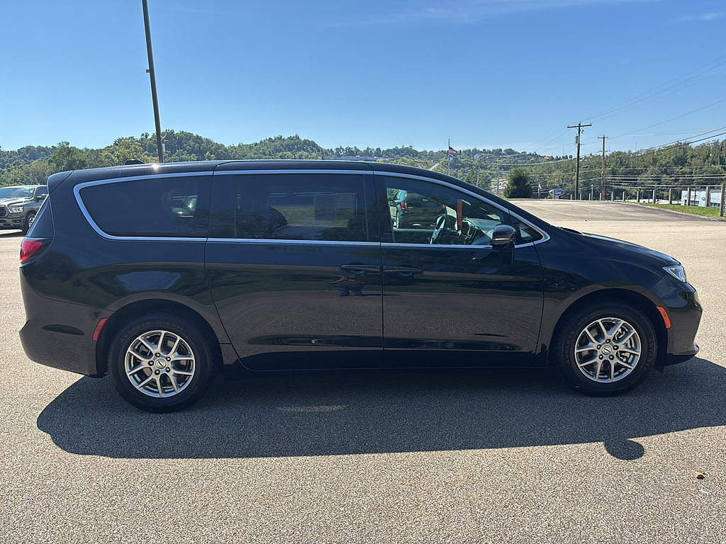2025 Chrysler Pacifica Select Diamond Black Crystal Pearl Coat at Washington Ford