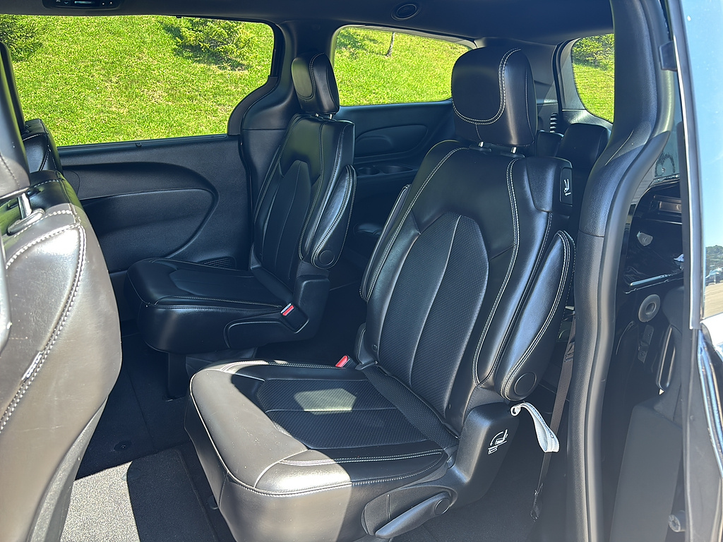 2025 Chrysler Pacifica Select Diamond Black Crystal Pearl Coat at Washington Ford