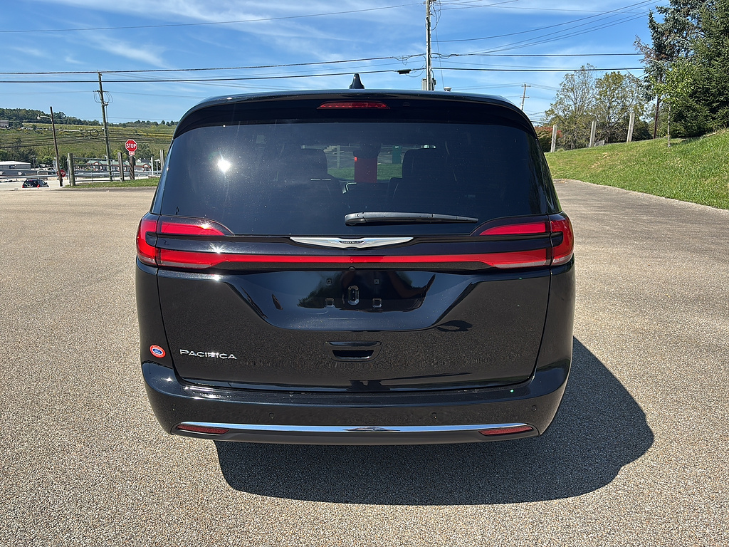 2025 Chrysler Pacifica Select Diamond Black Crystal Pearl Coat at Washington Ford