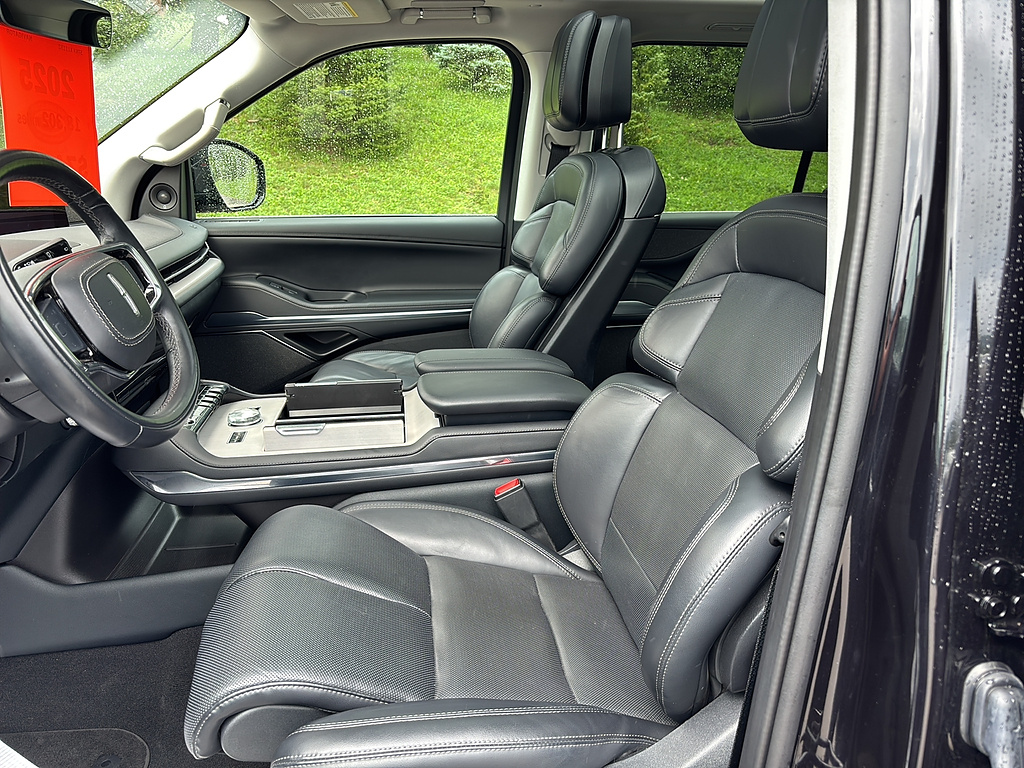 2025 Lincoln Navigator Reserve Infinite Black Metallic Clearcoat at Washington Ford