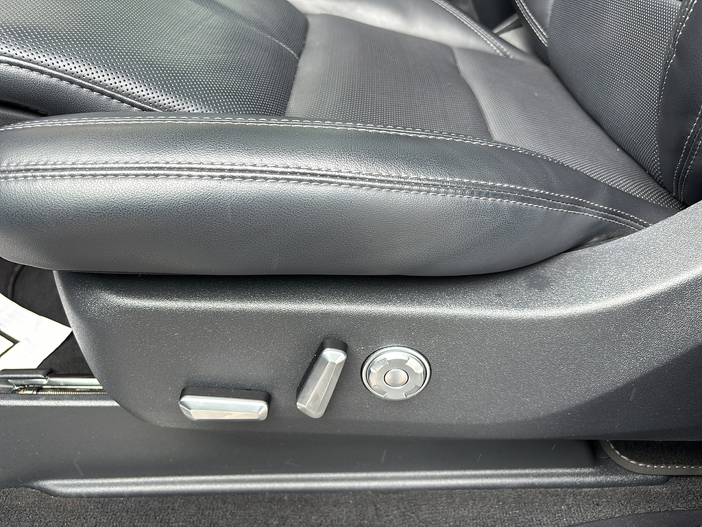 2025 Lincoln Navigator Reserve Infinite Black Metallic Clearcoat at Washington Ford