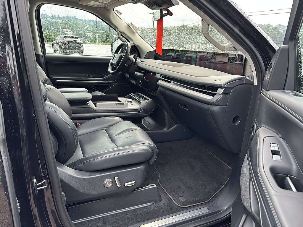 2025 Lincoln Navigator Reserve Infinite Black Metallic Clearcoat at Washington Ford
