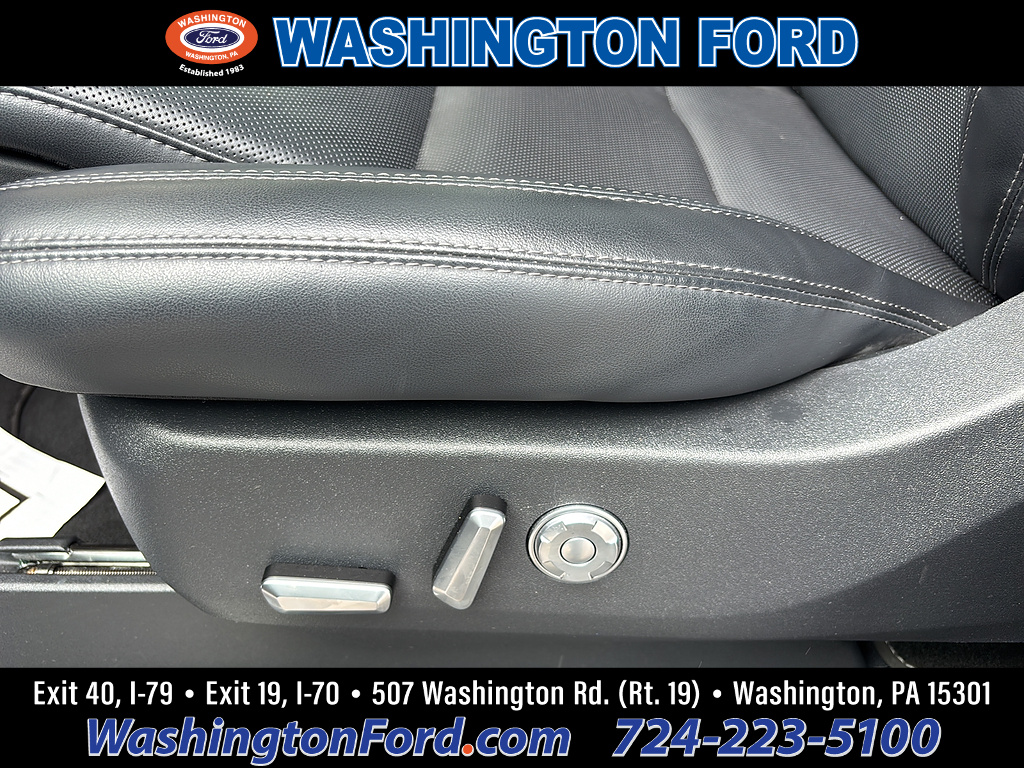 2025 Lincoln Navigator Reserve Infinite Black Metallic Clearcoat at Washington Ford