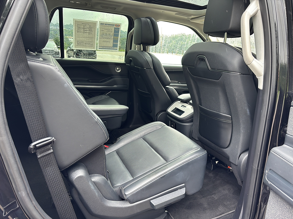 2025 Lincoln Navigator Reserve Infinite Black Metallic Clearcoat at Washington Ford