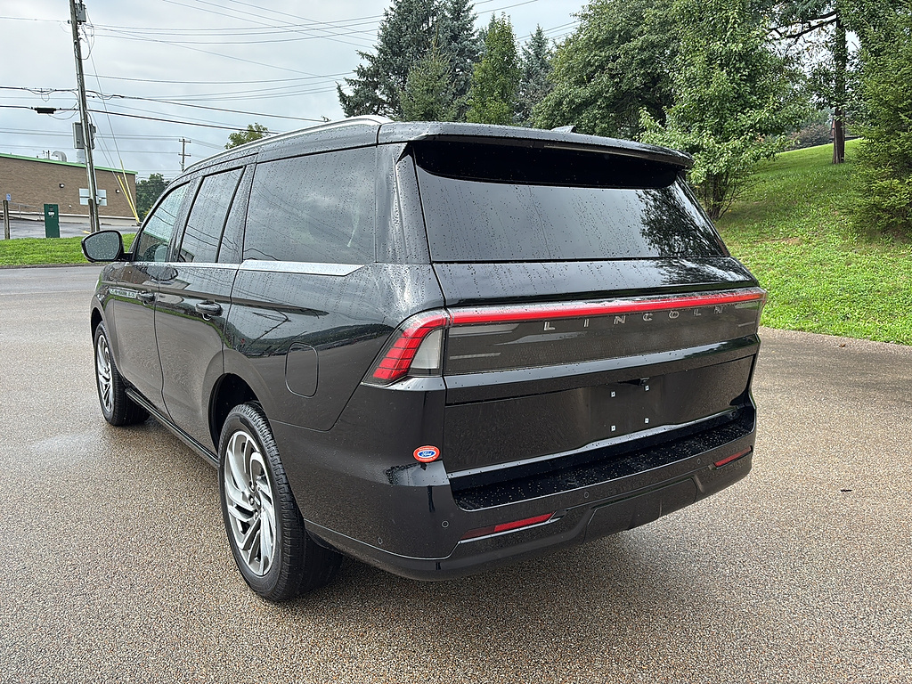 2025 Lincoln Navigator Reserve Infinite Black Metallic Clearcoat at Washington Ford