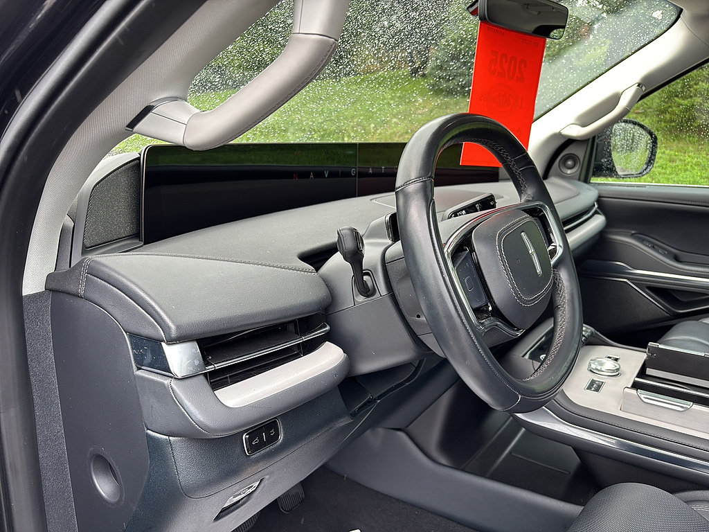 2025 Lincoln Navigator Reserve Infinite Black Metallic Clearcoat at Washington Ford