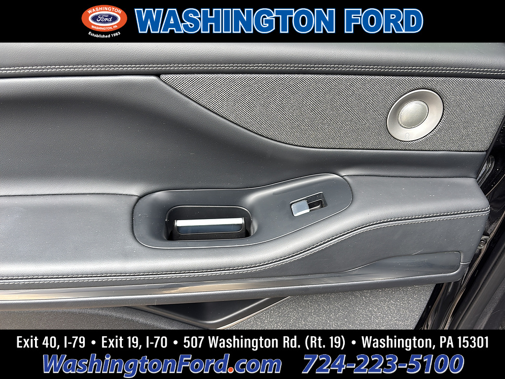 2025 Lincoln Navigator Reserve Infinite Black Metallic Clearcoat at Washington Ford