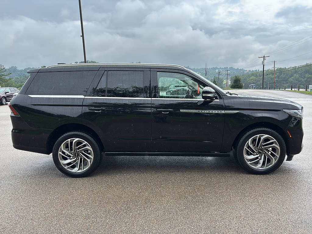 2025 Lincoln Navigator Reserve Infinite Black Metallic Clearcoat at Washington Ford
