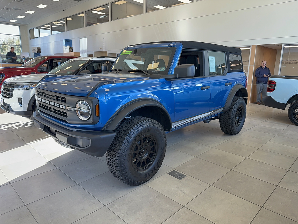 2025 Ford Bronco photo 3 of 22
