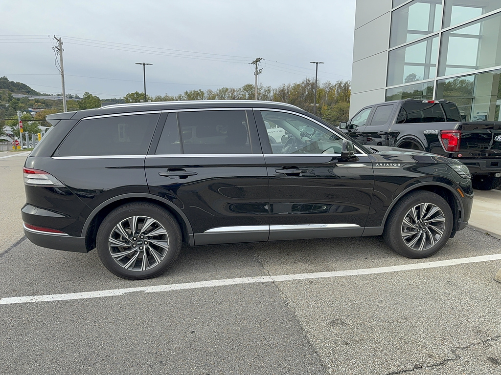 2025 Lincoln Aviator photo 3 of 5