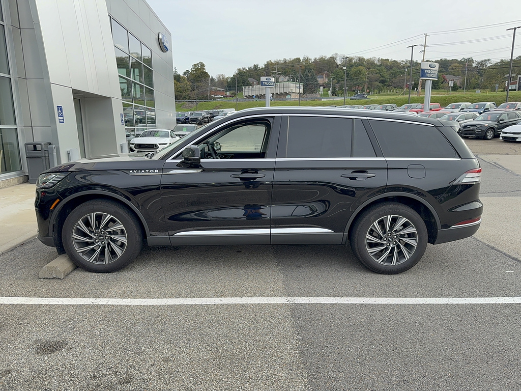 2025 Lincoln Aviator photo 2 of 5