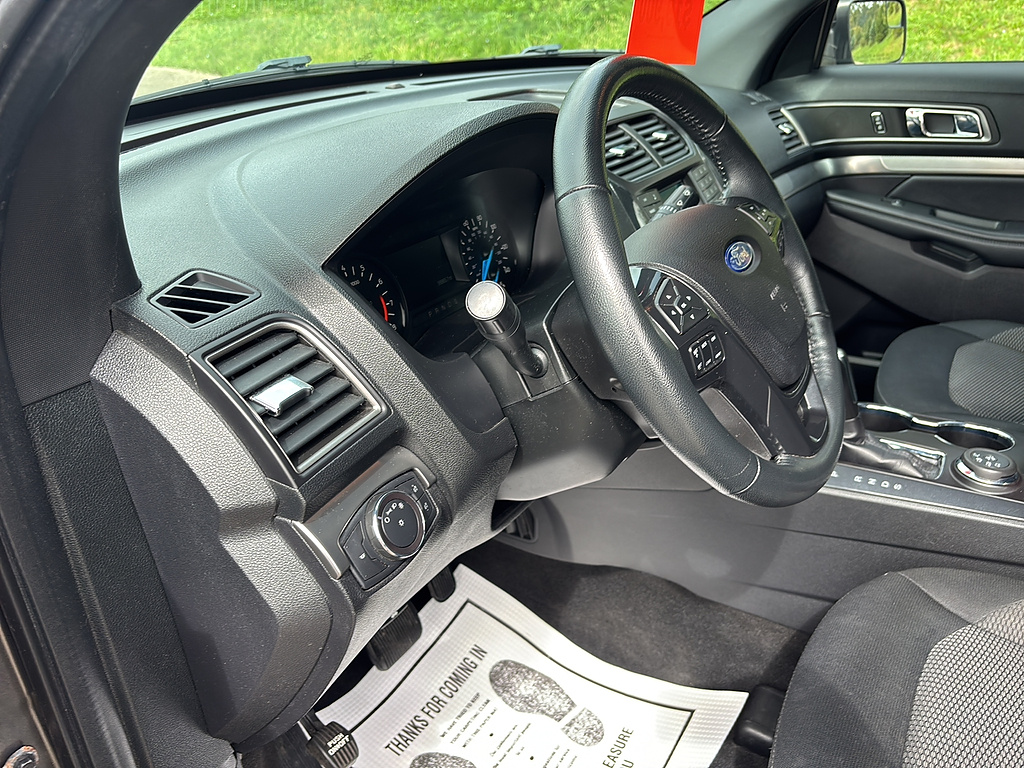 2019 Ford Explorer photo 13 of 27