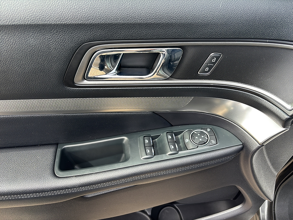 2019 Ford Explorer photo 14 of 27