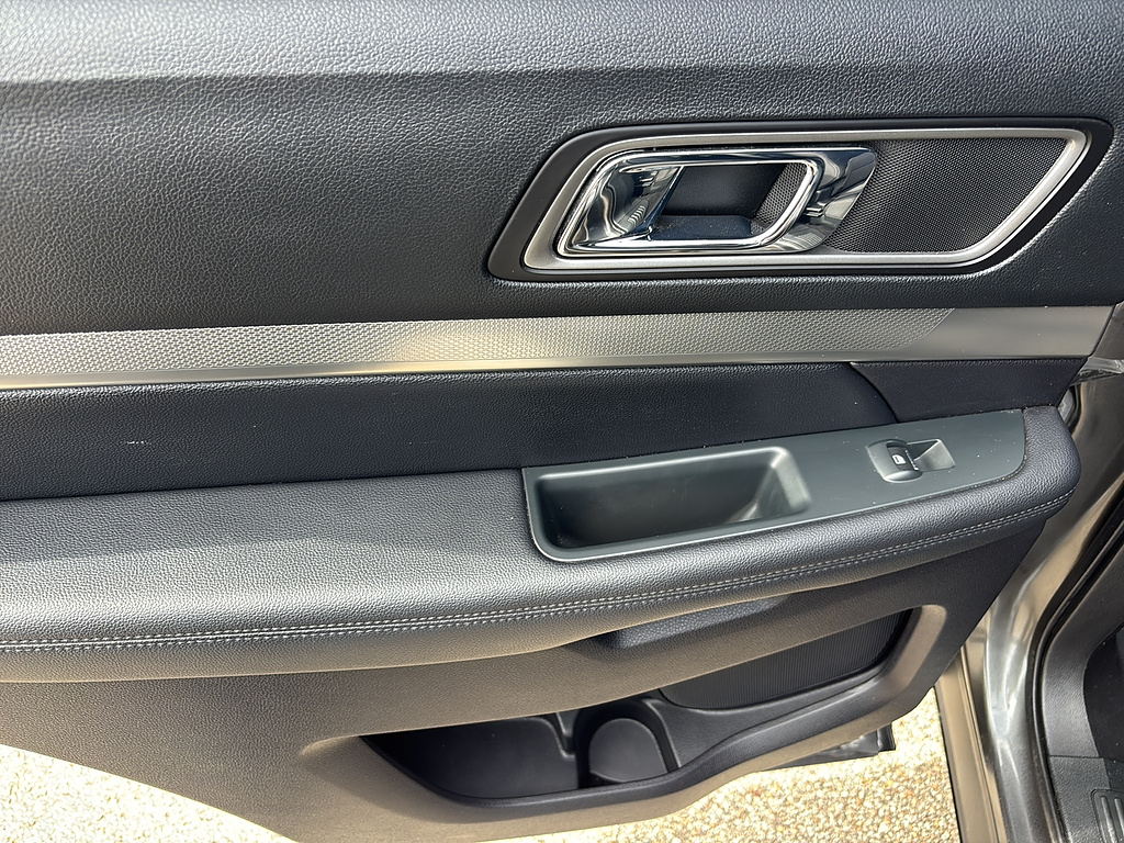 2019 Ford Explorer photo 17 of 27