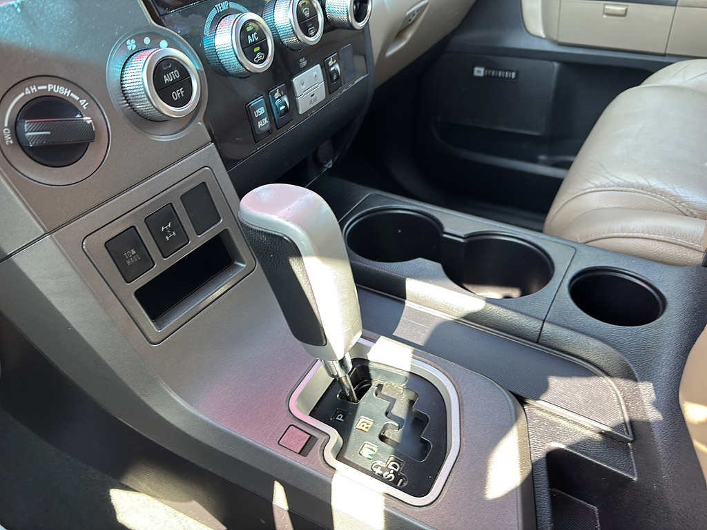 2016 Toyota Sequoia photo 25 of 27