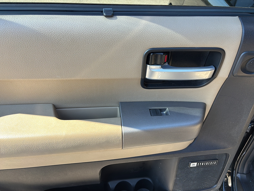 2016 Toyota Sequoia photo 17 of 27