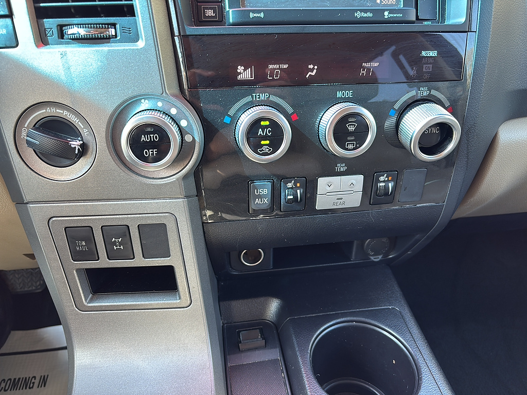2016 Toyota Sequoia photo 24 of 27