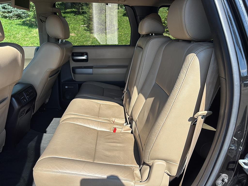 2016 Toyota Sequoia photo 16 of 27