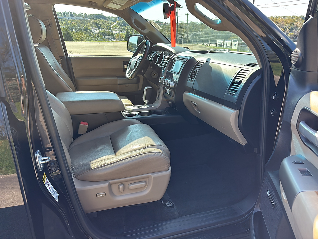 2016 Toyota Sequoia photo 20 of 27