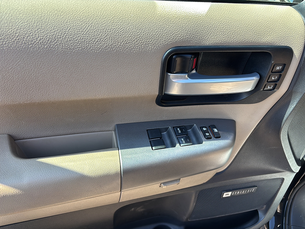2016 Toyota Sequoia photo 14 of 27