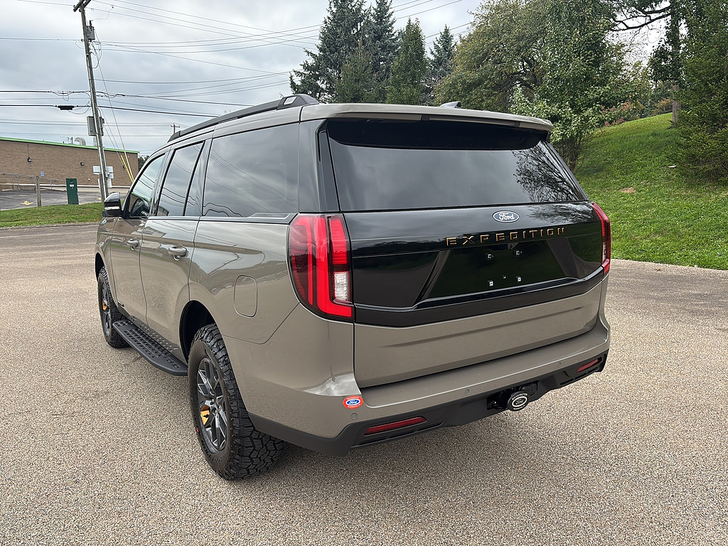 2027 Ford Expedition photo 2 of 25