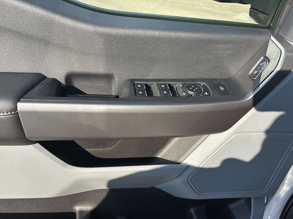 2027 Ford Super Duty F-350 SRW photo 13 of 26