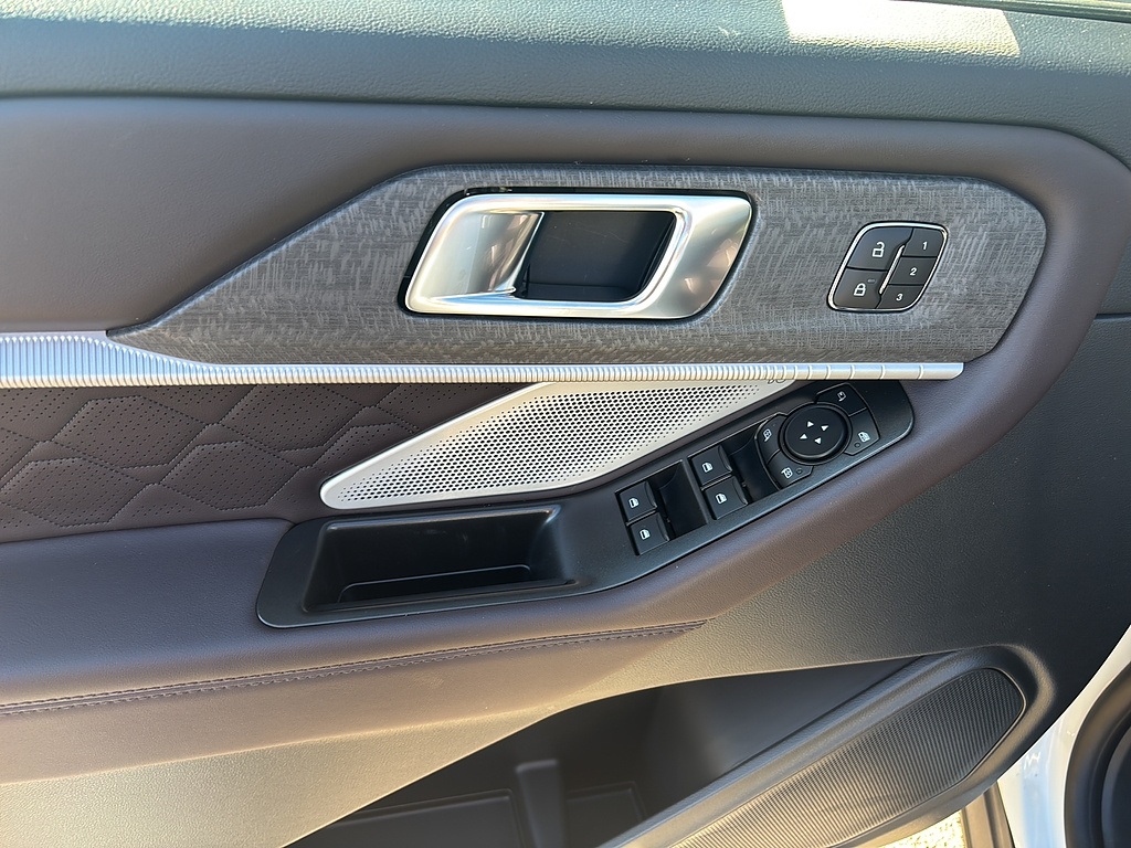 2027 Ford Explorer photo 13 of 26