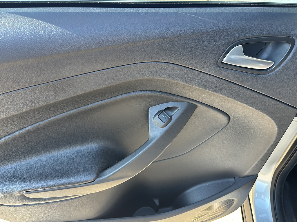 2018 Ford Escape photo 17 of 27