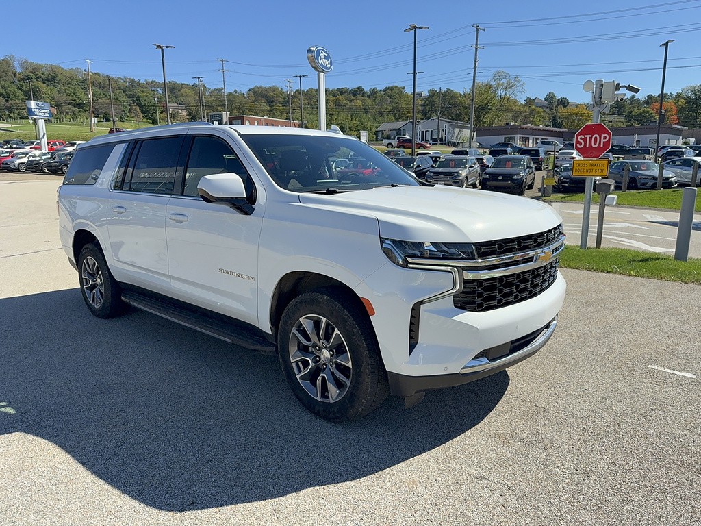 2024 Chevrolet Suburban photo 4 of 5