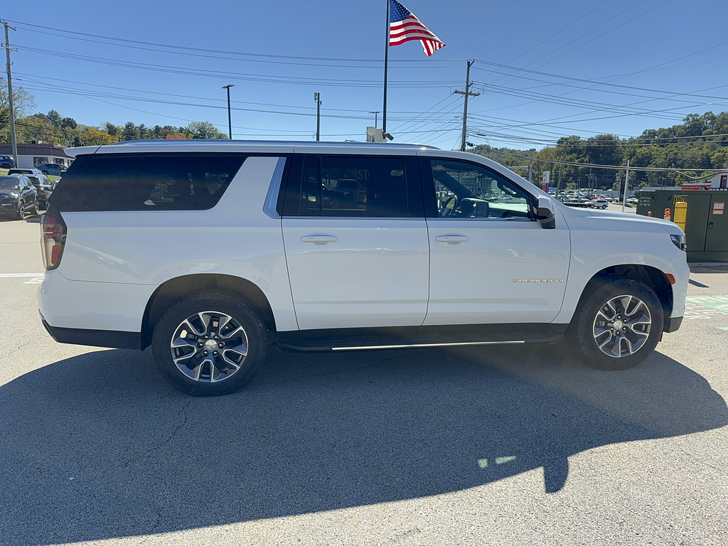 2024 Chevrolet Suburban photo 3 of 5