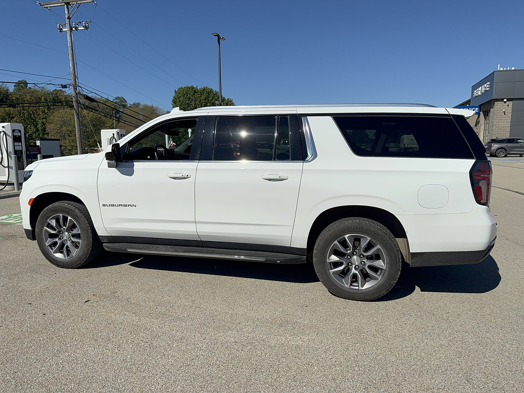2024 Chevrolet Suburban photo 2 of 5