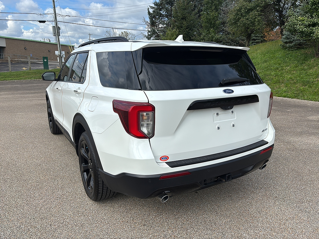 2024 Ford Explorer photo 2 of 27