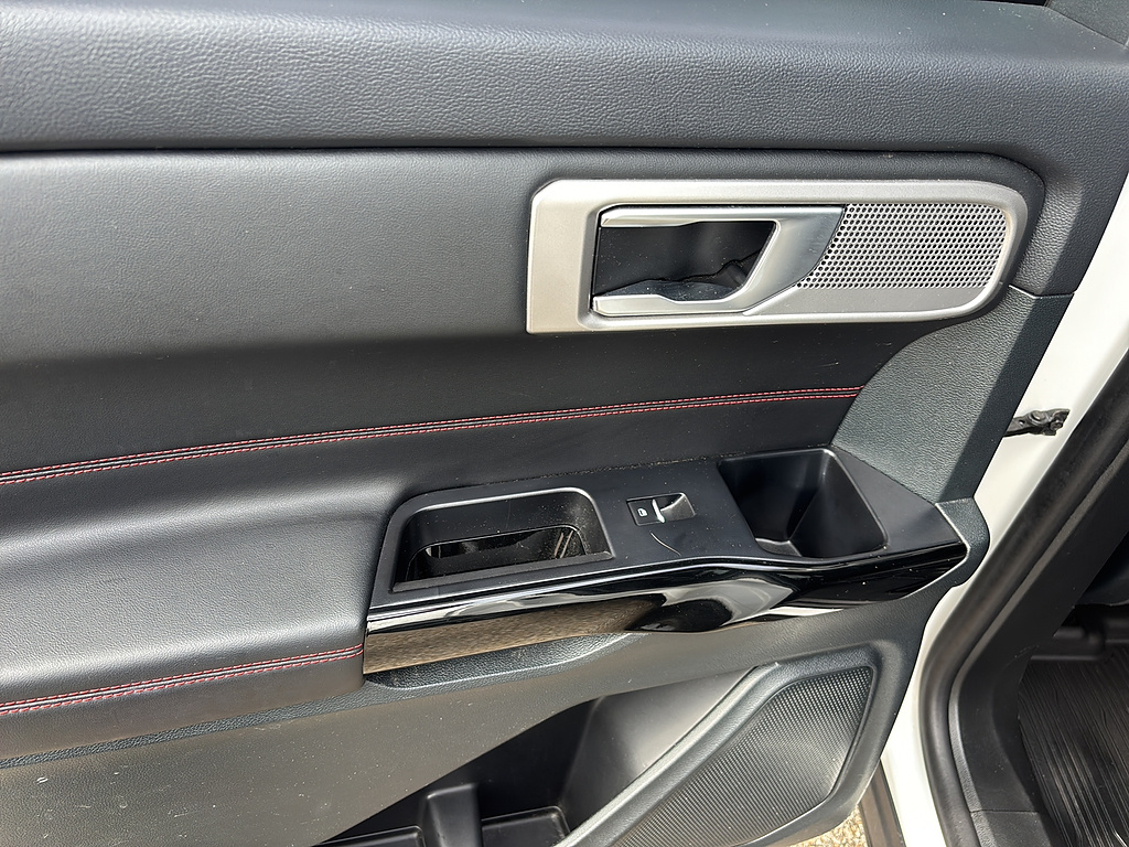 2024 Ford Explorer photo 17 of 27