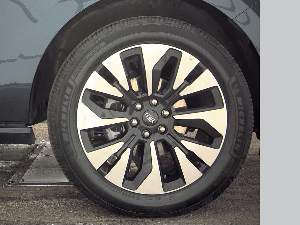 2025 Ford Expedition photo 10 of 18
