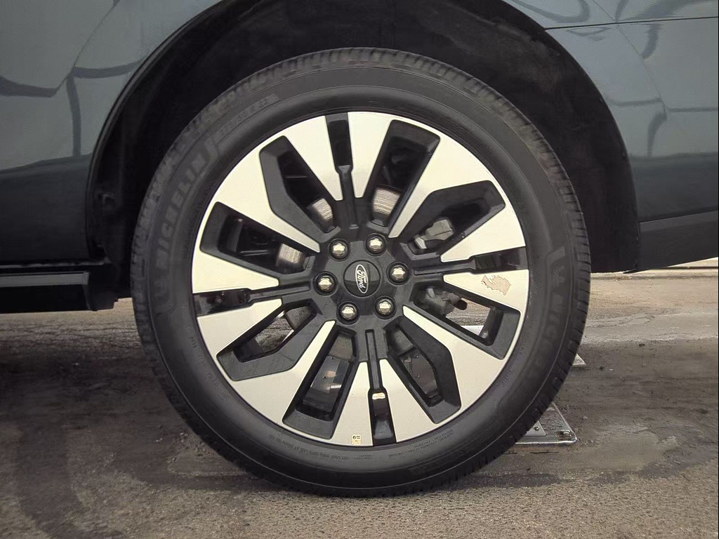 2025 Ford Expedition photo 12 of 18