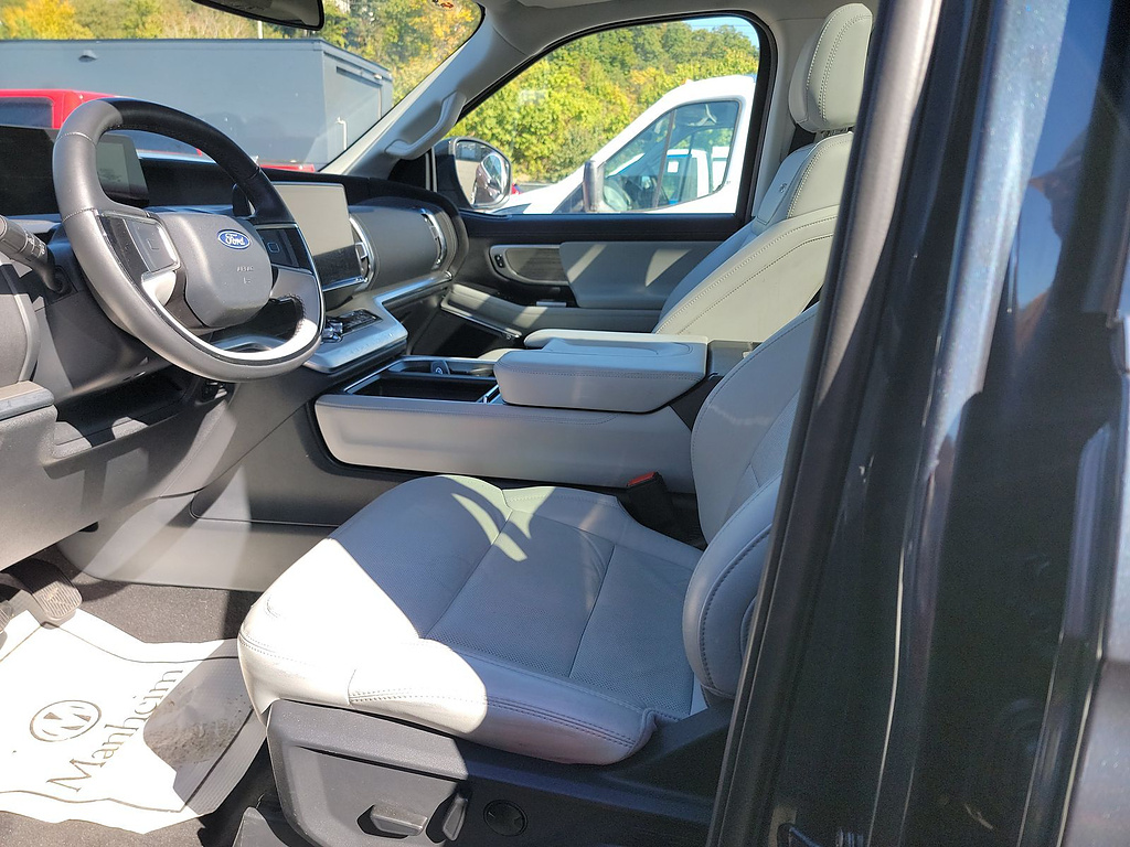 2025 Ford Expedition photo 13 of 18
