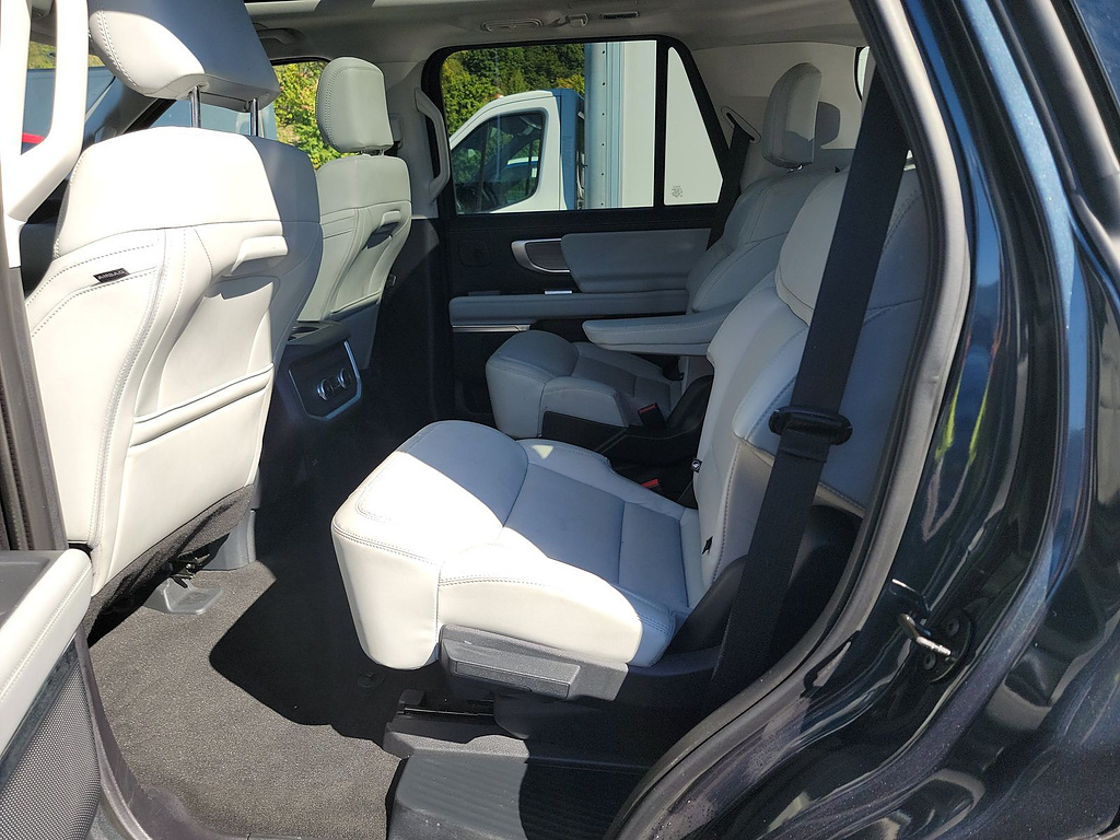 2025 Ford Expedition photo 17 of 18