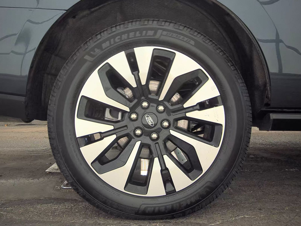 2025 Ford Expedition photo 11 of 18