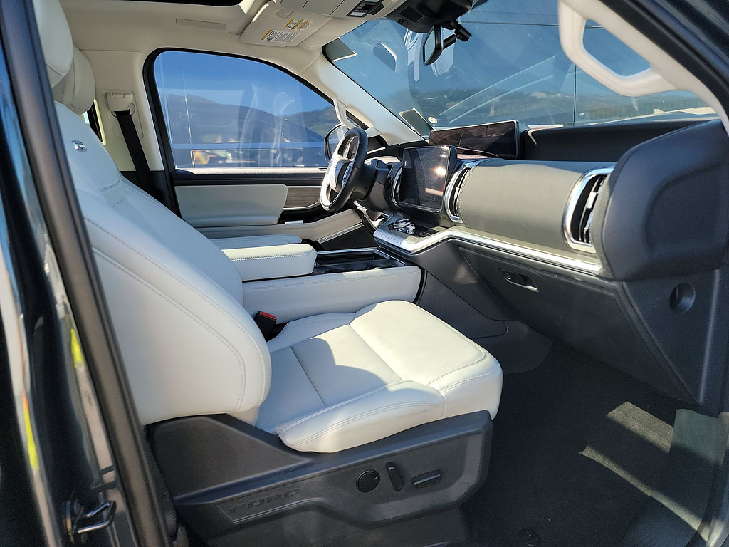 2025 Ford Expedition photo 14 of 18